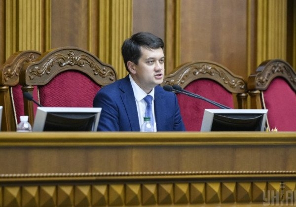 Разумков прокомментировал предложение Шмыгаля отправить украинцев строить дороги
Разумков прокомментировал предложение Шмыгаля отправить украинцев строить дороги