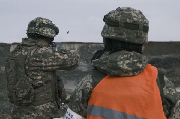 Украинский военный оставил 4 дочерей и 3 внуков дома, а сам уехал на фронт: "Дедушка у нас самый лучший" Украинский военный оставил 4 дочерей и 3 внуков дома, а сам уехал на фронт: "Дедушка у нас самый лучший"