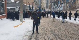В центре Киева националисты заблокировали группу "титушек Кивы"
В центре Киева националисты заблокировали группу "титушек Кивы"