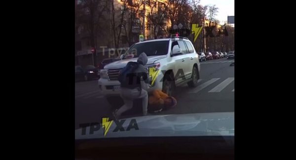 В "заколдованном" Харькове внедорожник снес пешеходов и протащил под колесами: видео трагедии В "заколдованном" Харькове внедорожник снес пешеходов и протащил под колесами: видео трагедии