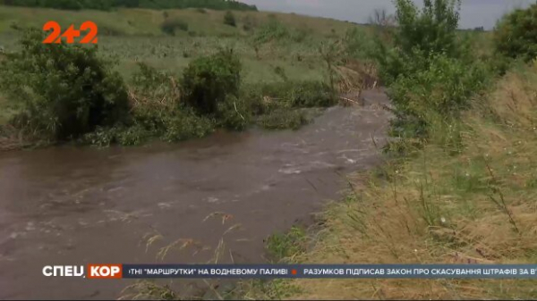 Улицы ушли под воду и реки вышли из берегов: украинцам показали последствия ливней&nbsp;