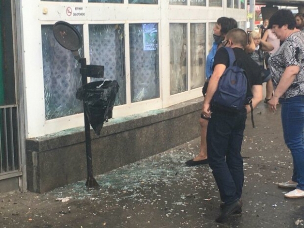 У киевского метро произошел взрыв – осколки летели во все стороны, есть раненый У киевского метро произошел взрыв – осколки летели во все стороны, есть раненый