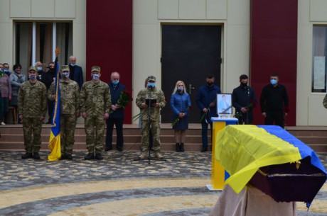 На Кировоградщине попрощались с погибшим в Донбассе украинскии воином На Кировоградщине попрощались с погибшим в Донбассе украинскии воином