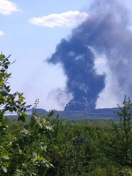 Под оккупированным Донецком заметили огромный столб дыма - фото
                                                                                