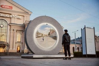 Футуристический "портал" соединил Литву с Польшей: чудо техники может появиться и в Украине
Футуристический "портал" соединил Литву с Польшей: чудо техники может появиться и в Украине