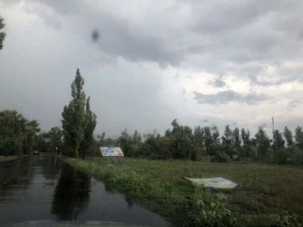 Украиной пронесся ураган - из больницы сорвало новенькую крышу Украиной пронесся ураган - из больницы сорвало новенькую крышу
