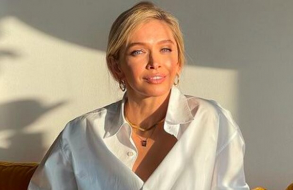 Вера Брежнева едва прикрыла формы на сцене дерзким нарядом: "Готова похудеть" Вера Брежнева едва прикрыла формы на сцене дерзким нарядом: "Готова похудеть"