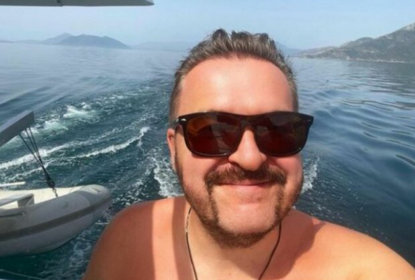 Александр Пономарев слез с яхты и добрался до берега, держа руки в карманах: "Веселые приключения..." Александр Пономарев слез с яхты и добрался до берега, держа руки в карманах: "Веселые приключения..."