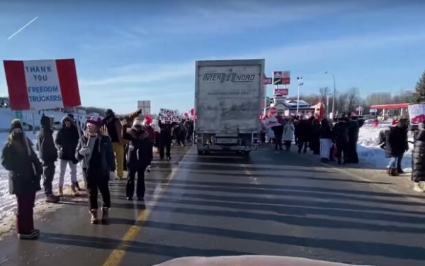 "Конвой свободы": дальнобойщики устроили масштабную акцию протеста, остановив работу парламента