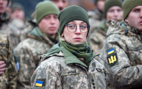 Будут ли украинок призывать на войну в 2023 году: юристы напомнили о воинском учете женщин