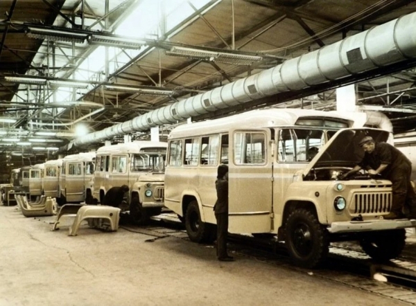 
В сети показали фото дорог СССР и советских автомобилей
 