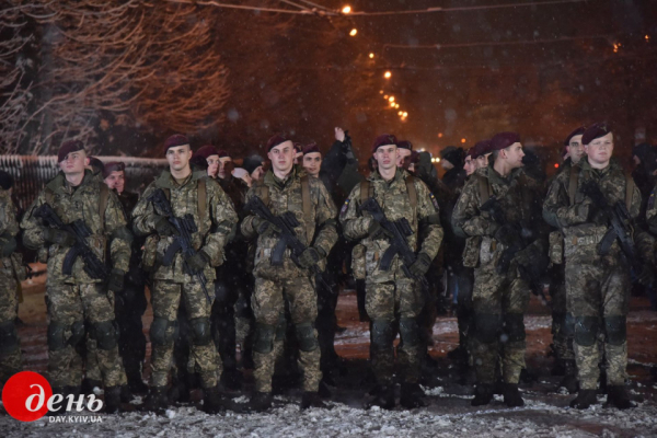 Во Львове военным передали легкобронированные автомобили Hummer Во Львове военным передали легкобронированные автомобили Hummer