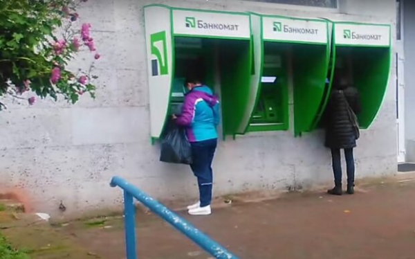 Украинец не может пользоваться картой "Приватбанка" через Google Pay: банк бросил один на один с проблемой