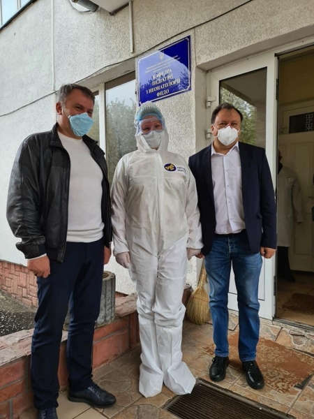 
Медики Львовщины получили от команды Порошенко партию защитных костюмов и очков
 