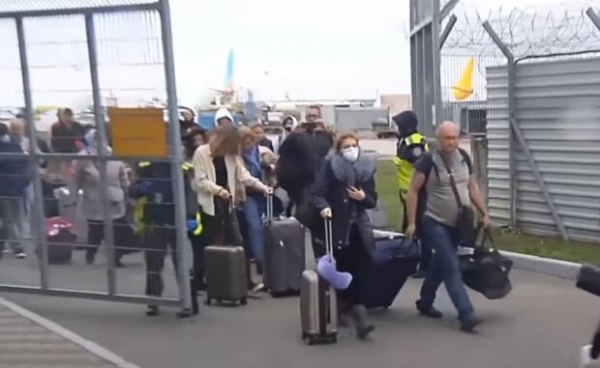 Дедушка переполошил салон самолета женскими трусами похлеще турбулентности, такую "маску" забыть невозможно Дедушка переполошил салон самолета женскими трусами похлеще турбулентности, такую "маску" забыть невозможно