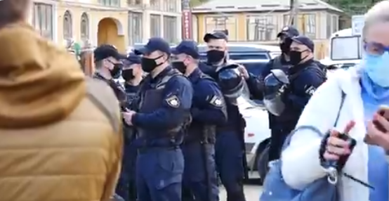 
Скандальный нардеп от "Слуги народа" засветился на автопробеге Шария в Одессе: его назвали "бородатой куклой"
 