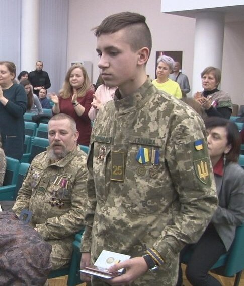 Украинский юноша спас 5 детей и стал самым молодым кавалером ордена "За мужество" Украинский юноша спас 5 детей и стал самым молодым кавалером ордена "За мужество"