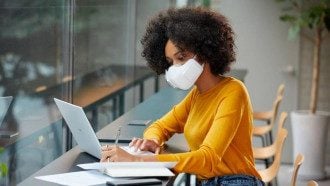 Умная защитная маска LG PuriCare начала продаваться в Украине
