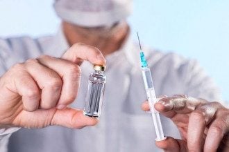 Перечень профессий с обязательной прививкой от COVID-19 расширен: кому ее нужно сделать до 31 января
Перечень профессий с обязательной прививкой от COVID-19 расширен: кому ее нужно сделать до 31 января