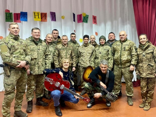 Арсен Мирзоян с друзьями поехал к пограничникам – звезды споют для военных на Востоке Арсен Мирзоян с друзьями поехал к пограничникам – звезды споют для военных на Востоке