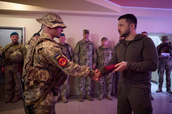 Зеленский приехал на фронт и вручил награды украинским морпехам
