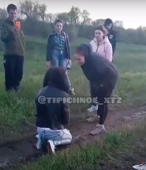На Харьковщине банда малолеток жестоко поиздевалась над девушкой с инвалидностью - били по лицу, ставили на колени На Харьковщине банда малолеток жестоко поиздевалась над девушкой с инвалидностью - били по лицу, ставили на колени