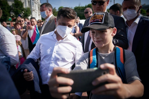 Зеленский после штрафа опубликовал летнее селфи в маске
Зеленский после штрафа опубликовал летнее селфи в маске
