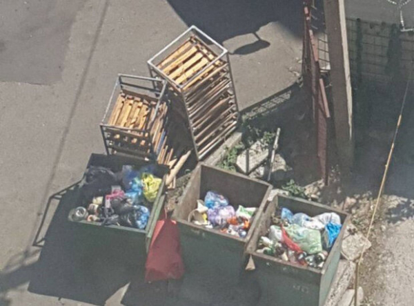В супермаркете сети АТБ принимают хлеб возле мусорных баков: "Свеженький и хрустящий" В супермаркете сети АТБ принимают хлеб возле мусорных баков: "Свеженький и хрустящий"