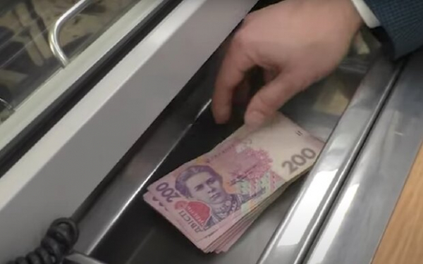 Даже документы подавать не нужно: кому выплатят по 2000 гривен Даже документы подавать не нужно: кому выплатят по 2000 гривен