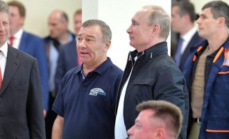 В РФ рассказали, как друзья Путина раздерибанили захваченный Крым
В РФ рассказали, как друзья Путина раздерибанили захваченный Крым