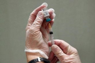 Третья доза прививки в январе и новая вспышка COVID-19: Украина продолжает борьбу с вирусом
Третья доза прививки в январе и новая вспышка COVID-19: Украина продолжает борьбу с вирусом