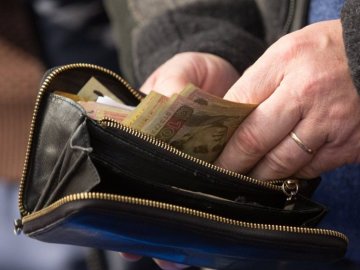 Будут забирать не только налоги: украинцам еще больше урежут зарплаты