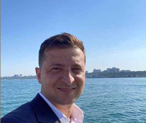 Зеленский похвастался, как соблюдает карантин из... Одессы: "Где Билли Айлиш потерял?"