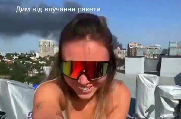 "Могут убить нас": одесситки под музыку крутят педали на крыше, пока за спинами горит обстрелянный дом
