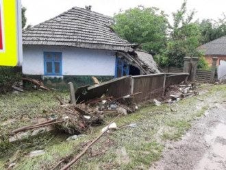 Сорванные куски асфальта, подтопленные хаты и реки на улицах: что натворили ливни на Буковине
