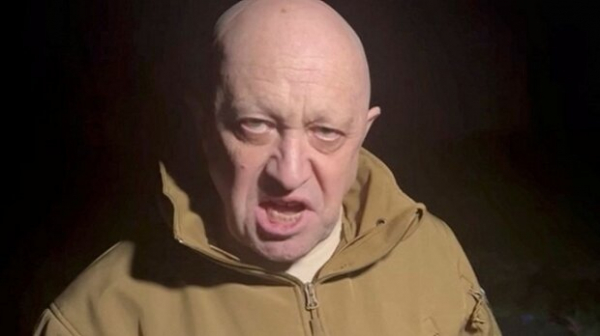 Россияне нашли родителей путина: "Сын безобразно себя ведет" Россияне нашли родителей путина: "Сын безобразно себя ведет"