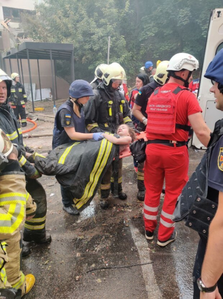Оккупанты обстреляли Киев, одна из ракет попала в жилую многоэтажку: есть погибшие и пострадавшие Оккупанты обстреляли Киев, одна из ракет попала в жилую многоэтажку: есть погибшие и пострадавшие