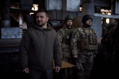 Зеленский приехал на фронт и вручил награды украинским морпехам
