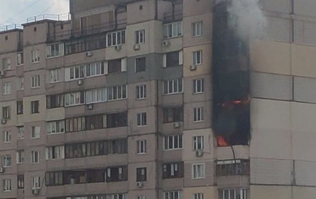 На Позняках рядом с домом, где недавно произошел взрыв, загорелась многоэтажка