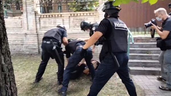 Под Офисом Зеленского произошли стычки с полицией: против противников ЛГБТ используют газ