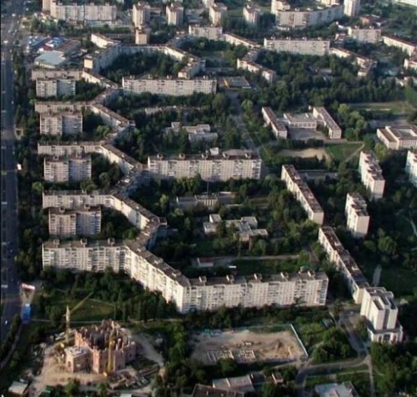В Украине нашли самый огромный дом мира: 88 подъездов и три километра длины В Украине нашли самый огромный дом мира: 88 подъездов и три километра длины
