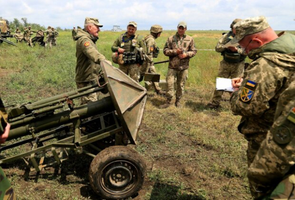 Оккупанты стянули танки и совершили обстрел на Донбассе: наблюдатели покинули район Оккупанты стянули танки и совершили обстрел на Донбассе: наблюдатели покинули район