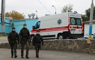 В Херсоне бойцы Нацгвардии взяли под охрану три COVID-больницы

                        