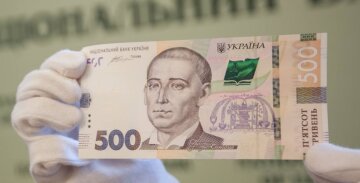 Внимательно посмотрите на свои купюры в 200 и 100 гривен: украинцы могут потерять деньги