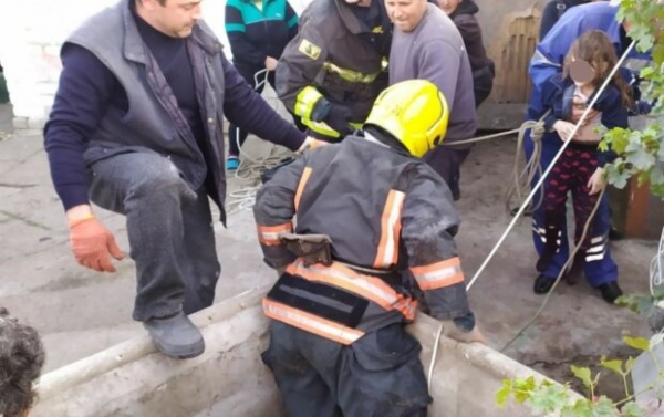 Мать с ребенком оказались в бетонной западне, спасатели могли не успеть Мать с ребенком оказались в бетонной западне, спасатели могли не успеть