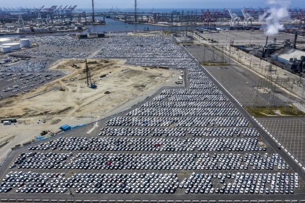 
Невостребованные: тысячи новых Toyota складируют под открытым небом
 