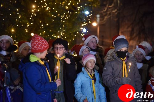 Во Львове торжественно зажгли главную елку города Во Львове торжественно зажгли главную елку города