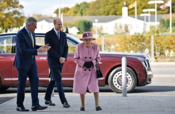 Королева Елизавета II спустя месяцы затворничества вышла в люди: вне резиденции без маски