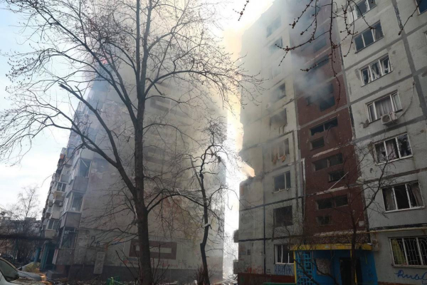 Оккупанты РФ ударили двумя ракетами по жилой многоэтажке в Запорожье
Оккупанты РФ ударили двумя ракетами по жилой многоэтажке в Запорожье