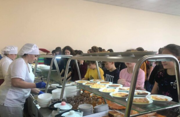 Родители пожаловались на "золотое" питание в школах - экономят на детях: "Чай без сахара, каша соленая"